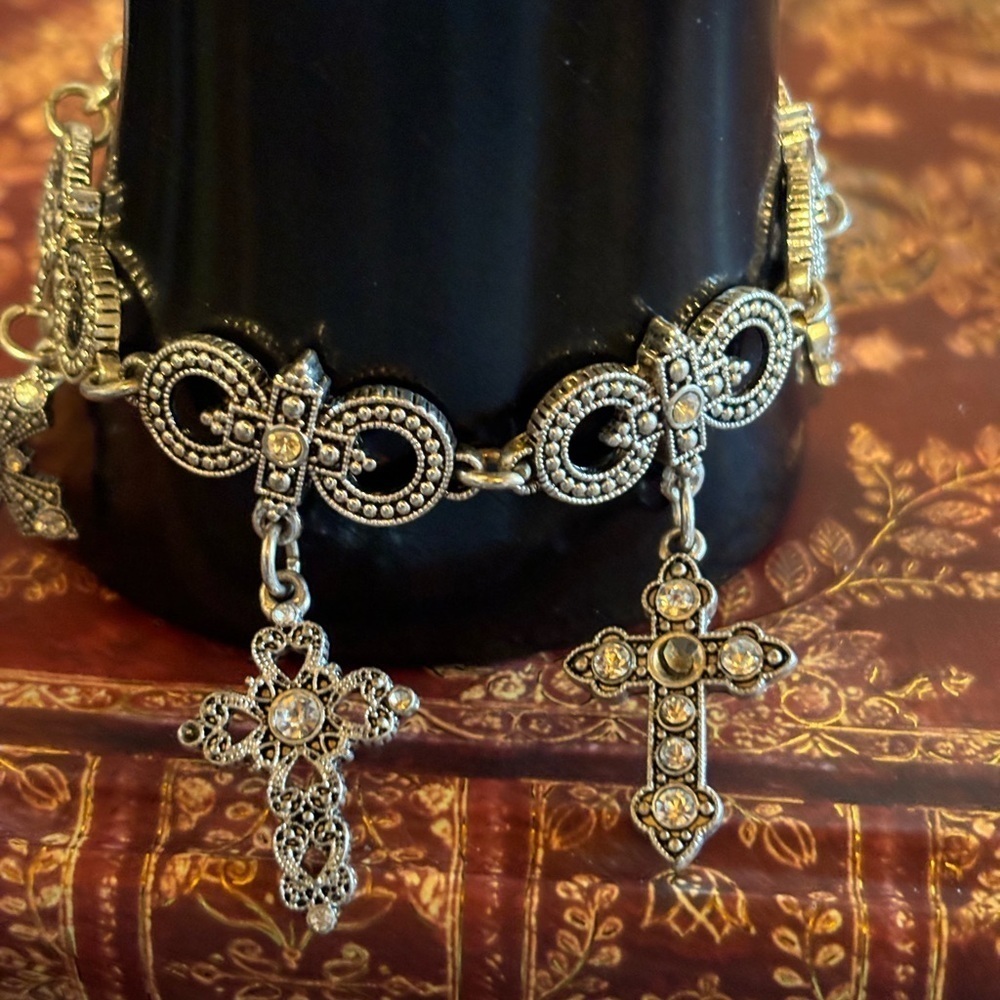Silver tone Cross bracelet 8”